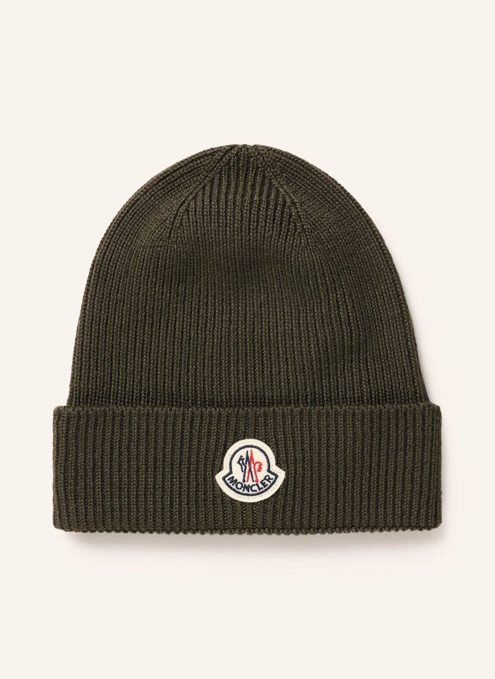MONCLER BEANIE IN OLIV
